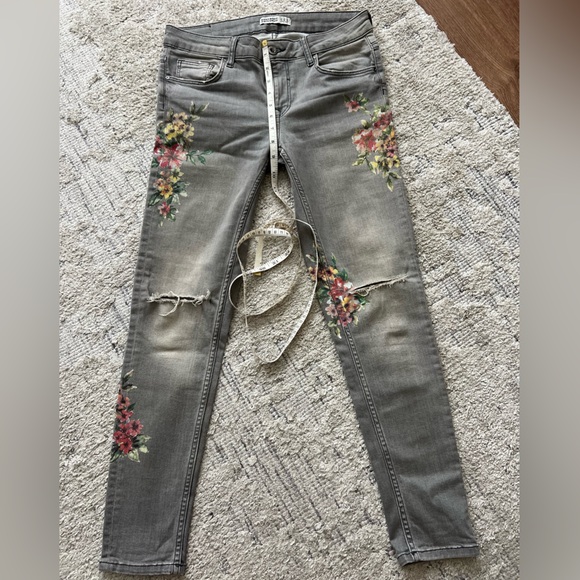 🌸🌸Zara Basic| Floral Gray Skinny Jeans Size 6USA - Picture 3 of 11